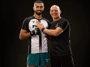 Ali Al-Qaisi Instagram - اليوم يوم تاريخي للبطل يزيد و بدنا دعمكم معنا و في همه البطل الفوز حليفنا إن شاءالله 🥷🏿🔪
حرب ⏳🚨