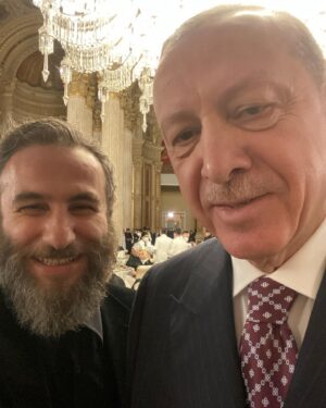 Ali Nuri Türkoğlu Instagram - Bizleri gönülden bir zarafetle ağırlayan Cumhurbaşkanımız Sayın @rterdogan beyefendiye ve Sayın @emineerdogan hanımefendiye nazik davetleri için teşekkür ederiz. 🌹🇹🇷
#dolmabahçesarayı 
#rte 
#iftar