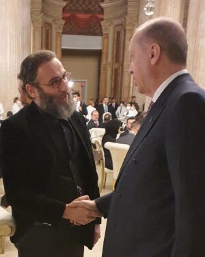 Ali Nuri Türkoğlu Instagram - Bizleri gönülden bir zarafetle ağırlayan Cumhurbaşkanımız Sayın @rterdogan beyefendiye ve Sayın @emineerdogan hanımefendiye nazik davetleri için teşekkür ederiz. 🌹🇹🇷
#dolmabahçesarayı 
#rte 
#iftar