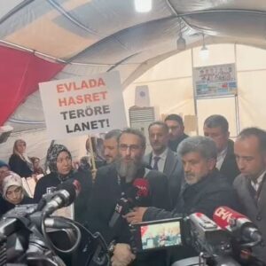 Ali Nuri Türkoğlu Instagram - Bu onurlu nöbette 1226. gün. 
1. Uluslararası Evlat Nöbeti kongresi Nevşehir’de başarıyla gerçekleşti. Ardından Diyarbakır’da ailelerle biraraya geldik. Dile kolay 9 yaşında, 13 yaşında kaçırılmış evladını bekleyen de var, çok şükür kavuşan da… “Diyarbakır Anneleri”nin onlara gözlerini kapatıp kulaklarını tıkayanlara sitemi var. Desteğimiz son evladımız gelene kadar devam edecek. Nevşehir Milletvekili Mustafa Açıkgöz beyefendiyle beraber başından beri bu davaya baş koymuş Prof Dr Adem Palabıyık beyefendiye ve emeği geçen herkese canı gönülden teşekkür ederim… Dualarımız evlat bekleyen annelerimizle babalarımızladır. 
#EvlatNöbeti 
#Diyarbakır 
🇹🇷