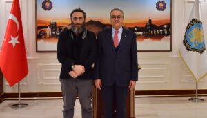 Ali Nuri Türkoğlu Instagram - Bu onurlu nöbette 1226. gün. 
1. Uluslararası Evlat Nöbeti kongresi Nevşehir’de başarıyla gerçekleşti. Ardından Diyarbakır’da ailelerle biraraya geldik. Dile kolay 9 yaşında, 13 yaşında kaçırılmış evladını bekleyen de var, çok şükür kavuşan da… “Diyarbakır Anneleri”nin onlara gözlerini kapatıp kulaklarını tıkayanlara sitemi var. Desteğimiz son evladımız gelene kadar devam edecek. Nevşehir Milletvekili Mustafa Açıkgöz beyefendiyle beraber başından beri bu davaya baş koymuş Prof Dr Adem Palabıyık beyefendiye ve emeği geçen herkese canı gönülden teşekkür ederim… Dualarımız evlat bekleyen annelerimizle babalarımızladır. 
#EvlatNöbeti 
#Diyarbakır 
🇹🇷