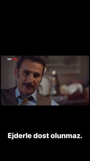 Ali Nuri Türkoğlu Instagram - Ejderle dost olunmaz. Hele koyun koyuna hiç yatılmaz. Ejderle dost olduğunu zanneden körpelere gelsin. Bu sebeple  Filistin’deki büyük insanlık dramına bu soykırıma ses çıkaramayanlara. 
#BoykotaDevam #sığınakdizi #trttürk 
Yapım: @firtinaproduksiyon @udoangel 
Senaryo: @ugurakcah 
Yönetmen : @ozgurpk