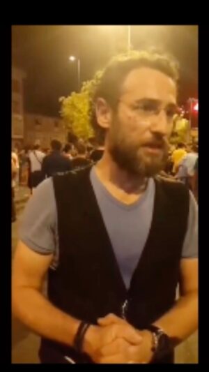 Ali Nuri Türkoğlu Instagram - O gece neredeysek şimdi de oradayız. 🇹🇷
15 Temmuz Demokrasi ve Milli Birlik Günü
#15temmuz2016 
#Türkiye
#Darbe
Şehitlerimizin ruhu şad olsun.