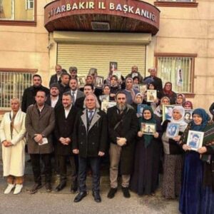 Ali Nuri Türkoğlu Instagram - Bu onurlu nöbette 1226. gün. 
1. Uluslararası Evlat Nöbeti kongresi Nevşehir’de başarıyla gerçekleşti. Ardından Diyarbakır’da ailelerle biraraya geldik. Dile kolay 9 yaşında, 13 yaşında kaçırılmış evladını bekleyen de var, çok şükür kavuşan da… “Diyarbakır Anneleri”nin onlara gözlerini kapatıp kulaklarını tıkayanlara sitemi var. Desteğimiz son evladımız gelene kadar devam edecek. Nevşehir Milletvekili Mustafa Açıkgöz beyefendiyle beraber başından beri bu davaya baş koymuş Prof Dr Adem Palabıyık beyefendiye ve emeği geçen herkese canı gönülden teşekkür ederim… Dualarımız evlat bekleyen annelerimizle babalarımızladır. 
#EvlatNöbeti 
#Diyarbakır 
🇹🇷