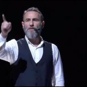 Ali Nuri Türkoğlu Instagram - İlkleri yaşadık 15 Temmuz’da iliklerimize kadar…
.
İlk defa böylesi kalleş vurulduk, 
şerefli üniformamızı kirletenler eliyle. 
.
İlk defa bir başkomutan korkmadı darbecinin tankından tüfeğinden.
.
İlk defa sonuna kadar güvendi de “ölümüne, ölümüne!” diyen liderine, 
ok gibi fırladı yerinden bu millet.
.
İlk defa, kadını erkeği, genci yaşlısı, darbecinin tankına, topuna, kurşununa kafa tuttu, siper oldu da gövdesiyle hainin zehirli oklarına.

Ve… 
.
Bir ilki daha yine milletle, gazilerimizle, 
şehit aileleriyle beraber yaşadık külliyede. 
Milletin evinde bir şiirsel anlatıyla, Cumhurbaşkanımızın davet ve teşrifleriyle andık bu defa 15 Temmuz’u. 
Gözyaşlarıyla dualadık şehadet şerbeti içen o 252 cânı. 
.
İlk defa şehit yakınlarıyla beraber böylesi anlamlı bir gecede sahneden onları onlara anlattık. 

Ve hep bir ağızdan; 

Hakkınızı helal edin! 
Hakkımız helal olsun! 
dedik Gazi Beştepe’de…

Bizleri teşrifleriyle onurlandıran Cumhurbaşkanımız Sayın Recep Tayyip Erdoğan ve kıymetli eşleri Emine Erdoğan hanımefendiye, meydanları dolduran kıymetli milletimize; 

Sahne ve dava arkadaşım kardeşim @burak.haktanirr ‘la birlikte, 
kalem sahibi; @halukozencofficial 
rejide; bütün azmiyle @emrebaser79 ve Devlet Tiyatroları Genel Sanat Yönetmeni @karadagli.tamerr ‘e, her tür desteği sağlayan Orhan Karakurt beyefendiye ve Cumhurbaşkanlığının bütün personeline canı gönülden teşekkürler. 
“Hakkınızı helal edin, hakkımız helal olsun” 🇹🇷
.
.
.
#15temmuzdestanı #şehitlerimiz #milletinevi 
#külliye #Beştepe #cumhurbaşkanlığı #millet #tekdevlet #türkiye #tekmillettekbayraktekvatantekdevlet 
#receptayyiperdoğan #emineerdoğan 
@rterdogan 
@emineerdogan 
@orhankarakurt 
@karadagli.tamerr @emrebaser79 @halukozencofficial @burak.haktanirr