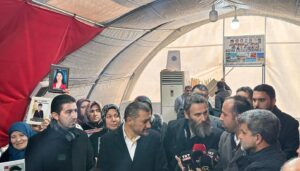 Ali Nuri Türkoğlu Instagram - Bu onurlu nöbette 1226. gün. 
1. Uluslararası Evlat Nöbeti kongresi Nevşehir’de başarıyla gerçekleşti. Ardından Diyarbakır’da ailelerle biraraya geldik. Dile kolay 9 yaşında, 13 yaşında kaçırılmış evladını bekleyen de var, çok şükür kavuşan da… “Diyarbakır Anneleri”nin onlara gözlerini kapatıp kulaklarını tıkayanlara sitemi var. Desteğimiz son evladımız gelene kadar devam edecek. Nevşehir Milletvekili Mustafa Açıkgöz beyefendiyle beraber başından beri bu davaya baş koymuş Prof Dr Adem Palabıyık beyefendiye ve emeği geçen herkese canı gönülden teşekkür ederim… Dualarımız evlat bekleyen annelerimizle babalarımızladır. 
#EvlatNöbeti 
#Diyarbakır 
🇹🇷