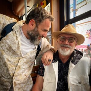 Ali Nuri Türkoğlu Instagram - O benim pek kıymetli hocam. Sahneye ilk adımım, yavrukurtluğum ve folklör…Üzerimde çok emeği olan kıymetlim @mehmet.kova ‘ncı öğretmenim. 
Ve 40 yıl sonra, O’nu ilk izlediğim sahnenin olduğu yere, Moda’ya doğru giden tramvaydayız. 
Ailelerimiz yanımızda neşemiz yerinde çok şükür.
Sağlıkla huzurla bereketle yaşayın kıymetli hocam 🤲💐❤️
#MehmetKovancı
#ManeviBaba
#Kadıköy