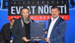 Ali Nuri Türkoğlu Instagram - Bu onurlu nöbette 1226. gün. 
1. Uluslararası Evlat Nöbeti kongresi Nevşehir’de başarıyla gerçekleşti. Ardından Diyarbakır’da ailelerle biraraya geldik. Dile kolay 9 yaşında, 13 yaşında kaçırılmış evladını bekleyen de var, çok şükür kavuşan da… “Diyarbakır Anneleri”nin onlara gözlerini kapatıp kulaklarını tıkayanlara sitemi var. Desteğimiz son evladımız gelene kadar devam edecek. Nevşehir Milletvekili Mustafa Açıkgöz beyefendiyle beraber başından beri bu davaya baş koymuş Prof Dr Adem Palabıyık beyefendiye ve emeği geçen herkese canı gönülden teşekkür ederim… Dualarımız evlat bekleyen annelerimizle babalarımızladır. 
#EvlatNöbeti 
#Diyarbakır 
🇹🇷