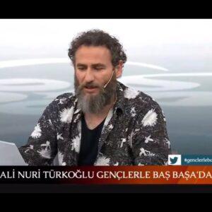 Ali Nuri Türkoğlu Instagram - Gençlerle başbaşayız. 
En sevdiğim şairlerden biri olan Orhan Veli Kanık’ın en sevdiğim şiirlerinden biri Kitabe-i Seng-i Mezarı’yla bana sürpriz yapan @mtahirinan beyefendi kardeşime teşekkür ediyorum. 
Hem kıymetli şairimiz Orhan Veli’yi hem büyük ustamız Müşfik Kenter’i rahmetle anıyorum.
@vavtvresmi 
#orhanveli 
#müşfikkenter 
#şiir
#kitabeisengimezar