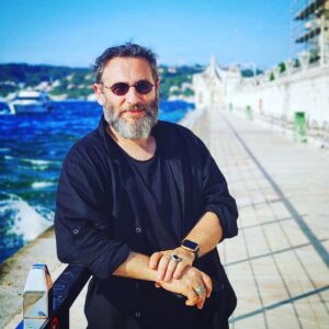 Ali Nuri Türkoğlu Instagram - Beylerbeyi Sarayı’nda ailemle birlikte bizleri misafir eden  buranın emanetçisi sevgili dost @cemalettintul ‘ün gözüyle…
Malum,
tarihi mekanlar, 
hele de böylesi yerler her daim biraz buruk, biraz hüzün demek.
Hele ki Osmanlı’nın son döneminde hayli hüznü de yüklenen bu sarayda evvelce bir belgesel çekmiştim. 
O zaman da bir parça hüzünle çalışmıştık. 
Yıllar sonra bu defa ailemle bahçelerinde dolaşmak o hüznü bir parça dağıttı diyebilirim. 
Kıymetli dost 
Cemalettin Tül’e teşekkür ediyorum. Yeniden buluşmak üzere… 
#BeylerbeyiSarayı