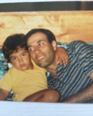 Ali Sunal Instagram - Bugün gibi bir yaz gününden bu fotoğraf eski yazlık evimizden. Bu sene 24 yıl oldu sen gideli ve ilk defa bu sene sensiz hayatım senle geçirdiğim hayatımı geçti süre olarak. Çok özledim babam. Umarım biyerden beni, annemi, kardeşimi, kurduğum ailemi, torunlarını görüyorsundur. Torunların gördükleri anda seni tanıyor ve çok merak ediyorlar. Onlara gücüm yettiğince tanıtacağım yaşatacağım melek dedelerini. Seni çok seviyorum babam… #KemalSunal