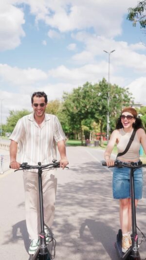 Alican Okumuş Instagram - İstanbul’un yorucu trafiğinde zaman kaybetmek mi ? Biz, Inokim scooterlarıyla trafiği geride bırakarak günlerimizi daha verimli hale getiriyoruz. 🛴Siz de İstanbul’da hızla yol almak, zamandan tasarruf etmek ve daha eğlenceli vakit geçirmek istiyorsanız Inokim scooterlar tam size göre. 🫵Trafiğin temposunu belirleyin, hayatın keyfini çıkarın! ✨ #işbirliği