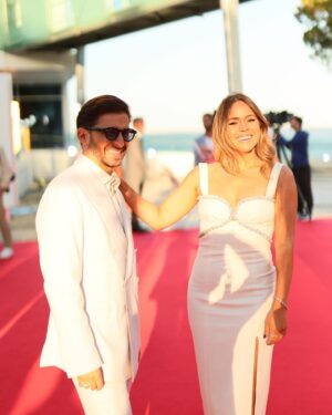 Alice Alves Instagram - Festa de Verão da @tvioficial São 14 anos de boas amizades e a Mónica é o melhor abraço do mundo 💛🌻 
Fui de rasos, não critiquem já… Eu e o @goncalomello tínhamos as sandálias perfeitas para o vestido mas entretanto parti um osso do pé a proteger a Benedita! 
A minha parte da festa pelos olhos do @pedromelo_photo e do @andre_stachel 💛🌻