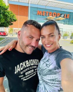 Alice Bendová Instagram - Nikdy nevíte, kdo Vám vstoupí do života, já mám to štěstí, že poslední dobou mi vstupují do života samé dobré lidi..

Seznámení s @alice_bendova_official  bylo prvně pouze pracovní. A z pracovního vztahu, jsme zjistili, že máme stejný humor( jsme stejně  praštěný😆)
A že si rozumíme, nyní jsme kamarádi🙏🙏 jsem za toto seznámení, tak vděčný a moc si ho vážím.

Jsi dokonalá žena, rozdáváš radost, smích a hlavně podpoříš když je člověku ouvej. Moc děkuji za naše přátelství♥️🙏 a vy se těšte v neděli na reels, který bude jak jinak než plný smíchu😆

#cz #czech #praha #prague #prag #alice bendova#like #liketime #instalike #liker #like #insta #instagram #instagood #instalike #mens #menstyle #menfashion #mensstyle #menshair #women #woman #girl #girls #influencer #friends #friendsforever
