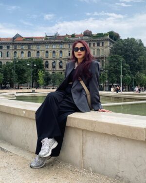 Alicia Chanzia Instagram - Pas di Italy gw dapet wejangan dari bapak2 penjual gelato, katanya gini “Come una noce di betel tagliata a metà. A poco a poco, col tempo diventerà una collina. Salva la base ricca. C’è un gambero dietro la roccia. C’è lo zucchero e ci sono le formiche. Come l’acqua sulle foglie di taro. L’acqua si increspa come segno che non è profonda. Come una gallina che perde la madre. Come mangiare il frutto di simalakama. Il tamburo vuoto emette un suono forte. Il cane abbaia, la carovana passa. Come una rana in una conchiglia. I picchetti sono più grandi dei pali. È lo stesso peso da portare, la stessa luce da portare. Giocare nell’acqua bagnata, giocare con il fuoco ardente. Non ha ancora partorito ed è stata cullata. Non ancora pronto a cantare. Come matti che dimenticano la loro pelle
Come una spina nella carne. Non c’è avorio che non sia incrinato. Come il fuoco nella buccia. Non c’era nessuna radice di canna finita.” 

Makasih ya pak 🙏🏻