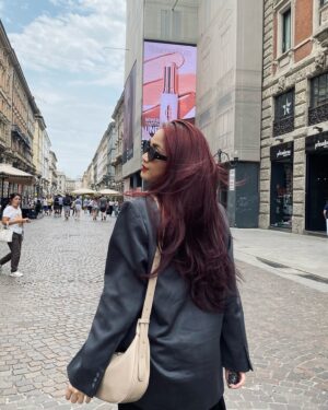 Alicia Chanzia Instagram - Pas di Italy gw dapet wejangan dari bapak2 penjual gelato, katanya gini “Come una noce di betel tagliata a metà. A poco a poco, col tempo diventerà una collina. Salva la base ricca. C’è un gambero dietro la roccia. C’è lo zucchero e ci sono le formiche. Come l’acqua sulle foglie di taro. L’acqua si increspa come segno che non è profonda. Come una gallina che perde la madre. Come mangiare il frutto di simalakama. Il tamburo vuoto emette un suono forte. Il cane abbaia, la carovana passa. Come una rana in una conchiglia. I picchetti sono più grandi dei pali. È lo stesso peso da portare, la stessa luce da portare. Giocare nell’acqua bagnata, giocare con il fuoco ardente. Non ha ancora partorito ed è stata cullata. Non ancora pronto a cantare. Come matti che dimenticano la loro pelle
Come una spina nella carne. Non c’è avorio che non sia incrinato. Come il fuoco nella buccia. Non c’era nessuna radice di canna finita.” 

Makasih ya pak 🙏🏻
