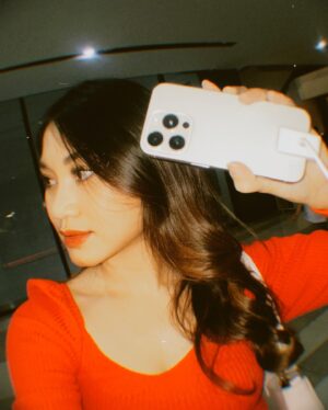 Alicia Chanzia Instagram - Hari ini aku mampir ke pop up storenya T-shop @telkomsel di Sarinah karena ada launching bundling iPhone 15 with Telkomsel.
Sttt... aku bakalan ngehost juga loh besok untuk acara Lelang Telkomsel Poin jam 12.30 WIB T-shop.
Nah, kalo besok kalian beli bundlingnya iPhone 15 di sini, kalian akan dapetin banyak benefit nih. Diantaranya :
• Bundling Halo  iPhone Plan bonus kuota 300GB
• Nomor cantik 10 digit utk pengguna PraBayar
• Potongan lgsg hingga 1 juta tuker poin 
• Airpods gen 2
• Free adapter

Yuk langsung dapatkan promo bundling iPhone 15 dan Telkomsel biar #MakinMaksimal
