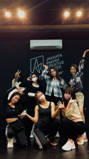 Alicia Chanzia Instagram - Fix jot masih mau nerima gw sih tapi gw udah mau nikah hm gmn ya? Mending masuk jkt lagi apa nikah aja? ☠️☠️ 

Btw ini hasil latihan 1setengah jam bareng ci @novita.gabriella di @jacc_indonesia 🔥❤️‍🔥

#blackpink #shutdown