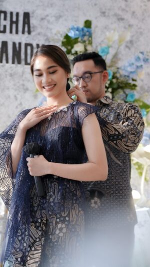 Alicia Chanzia Instagram - You're the light that's showing me the way. Right by your side is where I'll stay.

The engagement of Acha & Andy.

Venue & Catering : @omahndoro
Decoration : @omahndoro
MC : @irmanheryanamc / @irmanheryana.fr
Documentation : @lastvows_

#lastvows #thebridedept #thebrideideas #thebridestory
#wedding #weddingphotography #weddinginspiration #jakartaweddingphotographer
#weddingphotographyjakarta #jakartawedding #weddingku #weddingtangselmurah
#weddinggallery #weddingideas #weddingmurahjakarta #preweddingjakarta
#preweddingjakartamurah #weddingbintaro #preweddingtangerang #preweddingtangsel
#preweddingtangerangmurah #preweddingstyle
#engagement #engagementphotos #vendorweddingjakarta
#weddingdocumentation