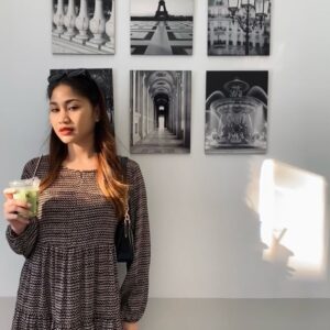 Alicia Chanzia Instagram - Mau posting foto, tapi pas gw liat feeds gw sblmnya itu ternyata pake baju yang sama kaya foto yang mau gw share cuma beda di celananya aja wkkwkw. Alhasil gw memposting foto yang sangat aesthetic ini dulu sebelum gw memposting foto dengan baju yang sama HAHA fyi gw tuh ga suka belanja baju guys, gw lebih suka belanja makanan. Blm nemu aja faedahnya punya baju banyak2 smp 3 lemari. Kebetulan gw juga ga suka nyetrika baju sih makanya gw ngerasa beban aja gitu kalo punya baju banyak, soalnya nyetrika itu kegiatan yg aneh bgt sumpah dan gw ngerasa gerah aja kl nyetika baju, mana ga rapih2 lagi hm gmn sih guys cara nyetrika baju yang bener? Atau kalian ada cara ga supaya pas nyetrika jiwa raga itu ga kegerahan? Boleh kasih gw kiat2 dapet biji kopi luwak yang premium ya. Makasih 🙏🏻