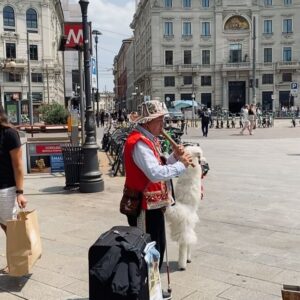 Alicia Chanzia Instagram - Pas di Italy gw dapet wejangan dari bapak2 penjual gelato, katanya gini “Come una noce di betel tagliata a metà. A poco a poco, col tempo diventerà una collina. Salva la base ricca. C’è un gambero dietro la roccia. C’è lo zucchero e ci sono le formiche. Come l’acqua sulle foglie di taro. L’acqua si increspa come segno che non è profonda. Come una gallina che perde la madre. Come mangiare il frutto di simalakama. Il tamburo vuoto emette un suono forte. Il cane abbaia, la carovana passa. Come una rana in una conchiglia. I picchetti sono più grandi dei pali. È lo stesso peso da portare, la stessa luce da portare. Giocare nell’acqua bagnata, giocare con il fuoco ardente. Non ha ancora partorito ed è stata cullata. Non ancora pronto a cantare. Come matti che dimenticano la loro pelle
Come una spina nella carne. Non c’è avorio che non sia incrinato. Come il fuoco nella buccia. Non c’era nessuna radice di canna finita.” 

Makasih ya pak 🙏🏻