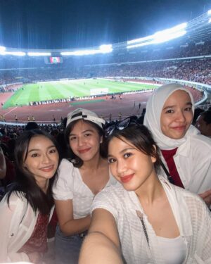 Alicia Chanzia Instagram - Arhan ngelap bola pake handuk buatku candu xixix tapi Indonesia kalian mantap!! Argentina kalian bule2 yang larinya kaya flash! Akhirnya sekarang saya mengerti kenapa sepakbola adalah agama kedua suamik saya! Bonus video saya dan suamik ngejar tukang tahu bulat langganan selagi saya masih jadi membre 48🇮🇩🇦🇷

#kitagaruda #garudamendunia #bersamagaruda #inikandangkami
