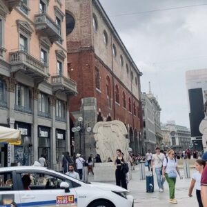 Alicia Chanzia Instagram - Pas di Italy gw dapet wejangan dari bapak2 penjual gelato, katanya gini “Come una noce di betel tagliata a metà. A poco a poco, col tempo diventerà una collina. Salva la base ricca. C’è un gambero dietro la roccia. C’è lo zucchero e ci sono le formiche. Come l’acqua sulle foglie di taro. L’acqua si increspa come segno che non è profonda. Come una gallina che perde la madre. Come mangiare il frutto di simalakama. Il tamburo vuoto emette un suono forte. Il cane abbaia, la carovana passa. Come una rana in una conchiglia. I picchetti sono più grandi dei pali. È lo stesso peso da portare, la stessa luce da portare. Giocare nell’acqua bagnata, giocare con il fuoco ardente. Non ha ancora partorito ed è stata cullata. Non ancora pronto a cantare. Come matti che dimenticano la loro pelle
Come una spina nella carne. Non c’è avorio che non sia incrinato. Come il fuoco nella buccia. Non c’era nessuna radice di canna finita.” 

Makasih ya pak 🙏🏻