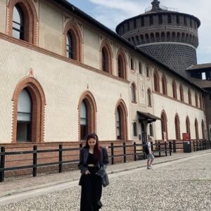 Alicia Chanzia Instagram - Pas di Italy gw dapet wejangan dari bapak2 penjual gelato, katanya gini “Come una noce di betel tagliata a metà. A poco a poco, col tempo diventerà una collina. Salva la base ricca. C’è un gambero dietro la roccia. C’è lo zucchero e ci sono le formiche. Come l’acqua sulle foglie di taro. L’acqua si increspa come segno che non è profonda. Come una gallina che perde la madre. Come mangiare il frutto di simalakama. Il tamburo vuoto emette un suono forte. Il cane abbaia, la carovana passa. Come una rana in una conchiglia. I picchetti sono più grandi dei pali. È lo stesso peso da portare, la stessa luce da portare. Giocare nell’acqua bagnata, giocare con il fuoco ardente. Non ha ancora partorito ed è stata cullata. Non ancora pronto a cantare. Come matti che dimenticano la loro pelle
Come una spina nella carne. Non c’è avorio che non sia incrinato. Come il fuoco nella buccia. Non c’era nessuna radice di canna finita.” 

Makasih ya pak 🙏🏻