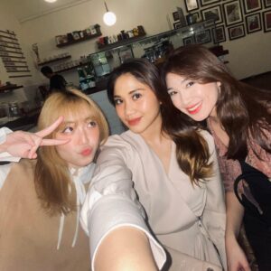 Alicia Chanzia Instagram - Mutiara yang paling berharga dalam hidup adalah teman-teman yang saleh! Saya benar-benar berdoa kepada Tuhan YME untuk kesehatan dan kekayaan yang baik untuk Anda, sobat K3!