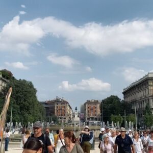 Alicia Chanzia Instagram - Pas di Italy gw dapet wejangan dari bapak2 penjual gelato, katanya gini “Come una noce di betel tagliata a metà. A poco a poco, col tempo diventerà una collina. Salva la base ricca. C’è un gambero dietro la roccia. C’è lo zucchero e ci sono le formiche. Come l’acqua sulle foglie di taro. L’acqua si increspa come segno che non è profonda. Come una gallina che perde la madre. Come mangiare il frutto di simalakama. Il tamburo vuoto emette un suono forte. Il cane abbaia, la carovana passa. Come una rana in una conchiglia. I picchetti sono più grandi dei pali. È lo stesso peso da portare, la stessa luce da portare. Giocare nell’acqua bagnata, giocare con il fuoco ardente. Non ha ancora partorito ed è stata cullata. Non ancora pronto a cantare. Come matti che dimenticano la loro pelle
Come una spina nella carne. Non c’è avorio che non sia incrinato. Come il fuoco nella buccia. Non c’era nessuna radice di canna finita.” 

Makasih ya pak 🙏🏻