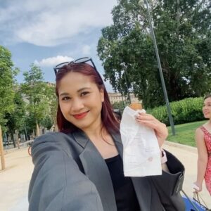 Alicia Chanzia Instagram - Pas di Italy gw dapet wejangan dari bapak2 penjual gelato, katanya gini “Come una noce di betel tagliata a metà. A poco a poco, col tempo diventerà una collina. Salva la base ricca. C’è un gambero dietro la roccia. C’è lo zucchero e ci sono le formiche. Come l’acqua sulle foglie di taro. L’acqua si increspa come segno che non è profonda. Come una gallina che perde la madre. Come mangiare il frutto di simalakama. Il tamburo vuoto emette un suono forte. Il cane abbaia, la carovana passa. Come una rana in una conchiglia. I picchetti sono più grandi dei pali. È lo stesso peso da portare, la stessa luce da portare. Giocare nell’acqua bagnata, giocare con il fuoco ardente. Non ha ancora partorito ed è stata cullata. Non ancora pronto a cantare. Come matti che dimenticano la loro pelle
Come una spina nella carne. Non c’è avorio che non sia incrinato. Come il fuoco nella buccia. Non c’era nessuna radice di canna finita.” 

Makasih ya pak 🙏🏻