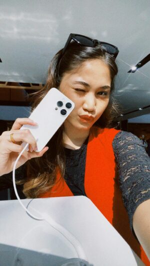 Alicia Chanzia Instagram - The New iPhone 15 sudah launching di Indonesia.
Siapa yang datang ke event launchingnya tanggal 27 Oktober kemarin di Sarinah?

Nah, biar #MakinMaksimal , @telkomsel resmi mengeluarkan bundling package untuk iPhone 15 yang bisa didapatkan di T-Shop Telkomsel loh.
Di dalam paket bundlingnya antara lain kamu akan mendapatkan
- Free Adapter charger
- Langganan Halo selama 6 bulan
- Cashback Telkomsel Poin hingga Rp.1,000,000
Syarat & ketentuan berlaku*

Untuk order, kamu bisa langsung tsel.id/shop ya!!
