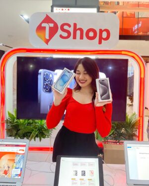 Alicia Chanzia Instagram - Hari ini aku mampir ke pop up storenya T-shop @telkomsel di Sarinah karena ada launching bundling iPhone 15 with Telkomsel.
Sttt... aku bakalan ngehost juga loh besok untuk acara Lelang Telkomsel Poin jam 12.30 WIB T-shop.
Nah, kalo besok kalian beli bundlingnya iPhone 15 di sini, kalian akan dapetin banyak benefit nih. Diantaranya :
• Bundling Halo  iPhone Plan bonus kuota 300GB
• Nomor cantik 10 digit utk pengguna PraBayar
• Potongan lgsg hingga 1 juta tuker poin 
• Airpods gen 2
• Free adapter

Yuk langsung dapatkan promo bundling iPhone 15 dan Telkomsel biar #MakinMaksimal