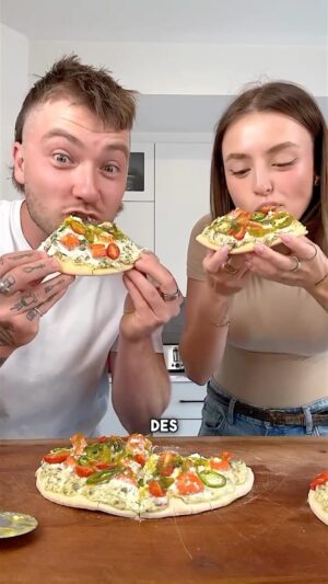 Alicia Moffet Instagram - PIZZA AU SAUMON 🍕🐠
avec @aliciamoffet et ses nouveaux produits @ohsillybilly 🥒

Une recette autant le fun à faire qu'à manger, parfaite pour les amateurs de pickles😉 Sans gluten, protéinée et MÉGA goûteuse, il faut que tu l'essaye!

On a cuisiné avec 3 de ses produits:
☑️ La Mayo aux cornichons
☑️ La Moutarde aux cornichons
☑️ Le Pickle Dip

Et il existe même une sriracha aux cornichons!🌶️

Bon appétit😁 #lefitcook