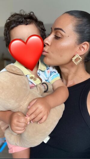 Alicia « Shanna » Kress Instagram - À quel âge a parlé votre trésor

Le bonheur ❤️
Il grandit tellement vite 🙏🏼
Quel chance de vivre tous ces moments.
Être parent c’est une chose incroyable, c’est indescriptible ce bonheur❤️
Tu peux énerver, fatigué, un sourire et c’est fini ❤️
