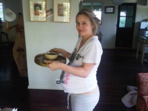 Alicia Silverstone Instagram - Reminiscing being pregnant with Bear. I loved it so much! What a sweet time in my life...🤰#MondayMemories

PS: Check out my book #TheKindMama if you’re interested in knowing more about this journey! It’s available on Amazon or wherever you get books.
