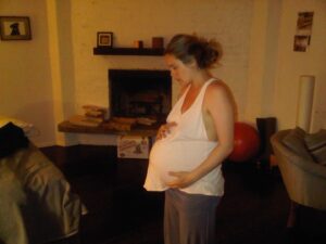 Alicia Silverstone Instagram - Reminiscing being pregnant with Bear. I loved it so much! What a sweet time in my life...🤰#MondayMemories

PS: Check out my book #TheKindMama if you’re interested in knowing more about this journey! It’s available on Amazon or wherever you get books.