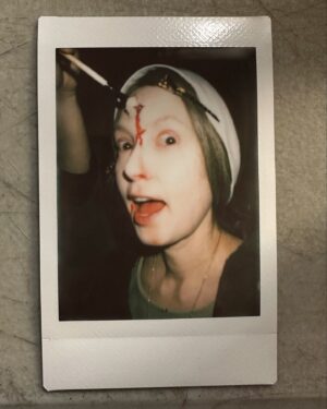 Alicia Witt Instagram - don’t be scrollin’ if you don’t want spoilers, now! 

some more behind the scenes with ruth in @longlegsfilm @neonrated

#bts #longlegs #longlegsmovie #aliciawitt #spoiler #horrormovies #horror #osgoodperkins