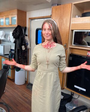 Alicia Witt Instagram - don’t be scrollin’ if you don’t want spoilers, now! 

some more behind the scenes with ruth in @longlegsfilm @neonrated

#bts #longlegs #longlegsmovie #aliciawitt #spoiler #horrormovies #horror #osgoodperkins