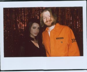 Alina Pyazok Instagram - Этот год лично у меня прошёл не то что за 2, а, кажется, что за все 10.
Концентрация событий и людей в этом году зашкаливала) традиционно , на новогодний пост подведения итогов меня не хватает. Но очень хочется сказать спасибо всем и каждому кто был со мной в 2021. Теперь жду 2022… надеюсь он пройдёт за 20. А в посте фотографии с нашего лучшего корпоратива))) часть 1! Фотографии от @alenachendler !