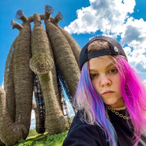 Alina Pyazok Instagram - Наконец-то доехали до Николо-Ленивца, побывали на фестивале @signal.live ⚡️причем, это был первый фестиваль, где мы не играли, а просто побывали как зрители! что я могу сказать?) это было оооочень круто) мне кажется я вообще первый раз в жизни спала в палатке 😂