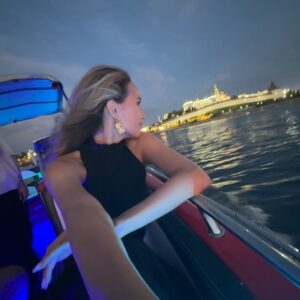 Alina Zagitova Instagram - Вчера был классный вечер и волны⛵️ а сегодня продолжаю свою миссию на Играх БРИКС 🏀🚣🏽‍♀️🏊🏼‍♀️ я рада в Праздничный день быть в моей любимой Казани 🤍 
🤲🏼
Всех мусульман с Праздником 👏🏻 Корбан бәйрәме белән котлыйм 💚🤍❤️