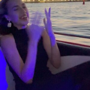 Alina Zagitova Instagram - Вчера был классный вечер и волны⛵️ а сегодня продолжаю свою миссию на Играх БРИКС 🏀🚣🏽‍♀️🏊🏼‍♀️ я рада в Праздничный день быть в моей любимой Казани 🤍 
🤲🏼
Всех мусульман с Праздником 👏🏻 Корбан бәйрәме белән котлыйм 💚🤍❤️