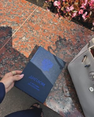 Alina Zagitova Instagram - Я – дипломированный специалист! 🎓

Эти 4 года пролетели незаметно, но у меня осталось очень много приятных воспоминаний об университете!

Хочу сказать большое спасибо преподавателям, которые помогали мне развиваться в сфере продюсирования, а также, друзьям за то, что всегда были рядом  и давали списывать (шучу!) 🥰

Вперед, к новым свершениям! 🤞🏻