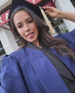 Alina Zagitova Instagram - Я – дипломированный специалист! 🎓

Эти 4 года пролетели незаметно, но у меня осталось очень много приятных воспоминаний об университете!

Хочу сказать большое спасибо преподавателям, которые помогали мне развиваться в сфере продюсирования, а также, друзьям за то, что всегда были рядом  и давали списывать (шучу!) 🥰

Вперед, к новым свершениям! 🤞🏻