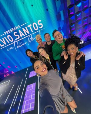 Aline Mineiro Instagram - É nítida a minha alegria em fazer parte do domingo de vocês🥹

Sobre ontem e mais um DOMINGO LINDO no @pgmsilviosantos 📺✨ O SHOW DE CALOUROS ESTAVA REPLETO de artistas incríveis!

Obrigada à todos pela audiência e por todo carinho ♥️

Beauty @correiamakeup 
Vestido @amoavva