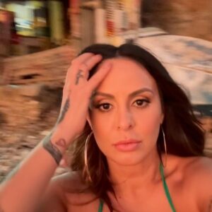 Alinne Rosa Instagram - vem cá me ter 
me puxa forte
que eu não quero resistir 
(…)
ai, ai, faz isso, não…

👀

mereço medalha de ouro em qual modalidade? sim, ainda não desapeguei dos #JogosOlímpicos 🥵❤️‍🔥😮‍💨

#alinnerosa 
Stylist @luisazevedoo 
makeup @cariolano.makeup 
Fotos @romariocarva