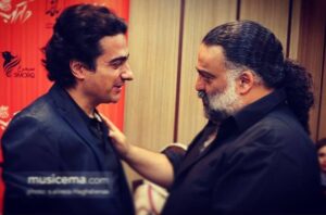 Alireza Assar Instagram - همايون عزيزم
بيان انچه در اين سالها و بطور خاص در اين چند روز بر تو گذشت در قالب كلمات كار ساده اى نيست
متانت و بردباريت ستودنى بود.
من رو در غم خودت شريك بدون،مثل ميليونها هموطن نازنينمون كه در اين غم با تو شريكند.
خيزيد عاشقان كه سوى اسمان رويم
ديديم اين جهان را،تا آن جهان رويم
نه،نه كه اين دو باغ اگرچه خوشست و خوب
زين هردو بگذريم و بدان باغبان رويم
@s_alireza_haghshenas 
@musicema