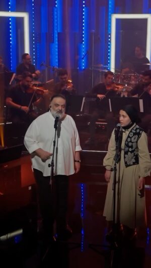 Alireza Assar Instagram - حنانه عزيزم
هم صدايى با تو در اولين قسمت كنسرتينو تجربه لذت بخشى بود كه خستگى تمام اين سالها رو از من گرفت.
اميدوارم اين هم صدايى شروعى باشد بر باز شدن هر چه بيشتر ِراه موسيقى براى تمام دختران ِايران ِعزيزمان❤️