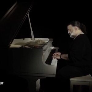 Alireza Assar Instagram - ترانه اى كه بسيار دوستش دارم
عاشقانه اى زيبا از افشين مقدم عزيزم با اهنگسازى هميشه دلنشين عليرضا افكارى نازنين و تنظيم زيبا و درخشان سعيد زمانى عزيزم
اميدوارم بزودى يكبار ديگه با هم همصدا بشيم براى خوندنش
